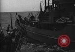 Immagine di Motore ausiliario Minesweeper caricamento Oceano atlantico, 1943, secondo 13 filmato di repertorio 65675049218