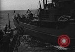 Immagine di Motore ausiliario Minesweeper caricamento Oceano atlantico, 1943, secondo 14 filmato di repertorio 65675049218