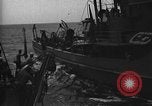 Immagine di Motore ausiliario Minesweeper caricamento Oceano atlantico, 1943, secondo 15 filmato di repertorio 65675049218