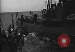 Immagine di Motore ausiliario Minesweeper caricamento Oceano atlantico, 1943, secondo 16 filmato di repertorio 65675049218