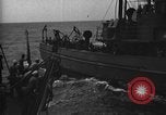 Immagine di Motore ausiliario Minesweeper caricamento Oceano atlantico, 1943, secondo 17 filmato di repertorio 65675049218
