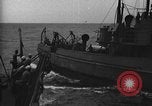 Immagine di Motore ausiliario Minesweeper caricamento Oceano atlantico, 1943, secondo 18 filmato di repertorio 65675049218