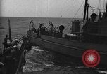 Immagine di Motore ausiliario Minesweeper caricamento Oceano atlantico, 1943, secondo 19 filmato di repertorio 65675049218