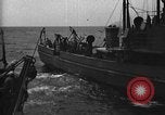Immagine di Motore ausiliario Minesweeper caricamento Oceano atlantico, 1943, secondo 20 filmato di repertorio 65675049218