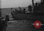 Immagine di Motore ausiliario Minesweeper caricamento Oceano atlantico, 1943, secondo 21 filmato di repertorio 65675049218