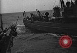 Immagine di Motore ausiliario Minesweeper caricamento Oceano atlantico, 1943, secondo 22 filmato di repertorio 65675049218