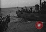 Immagine di Motore ausiliario Minesweeper caricamento Oceano atlantico, 1943, secondo 23 filmato di repertorio 65675049218