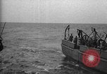 Immagine di Motore ausiliario Minesweeper caricamento Oceano atlantico, 1943, secondo 25 filmato di repertorio 65675049218