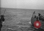 Immagine di Motore ausiliario Minesweeper caricamento Oceano atlantico, 1943, secondo 26 filmato di repertorio 65675049218