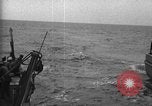 Immagine di Motore ausiliario Minesweeper caricamento Oceano atlantico, 1943, secondo 27 filmato di repertorio 65675049218