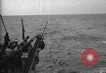 Immagine di Motore ausiliario Minesweeper caricamento Oceano atlantico, 1943, secondo 28 filmato di repertorio 65675049218