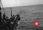 Immagine di Motore ausiliario Minesweeper caricamento Oceano atlantico, 1943, secondo 29 filmato di repertorio 65675049218