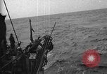 Immagine di Motore ausiliario Minesweeper caricamento Oceano atlantico, 1943, secondo 30 filmato di repertorio 65675049218