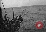 Immagine di Motore ausiliario Minesweeper caricamento Oceano atlantico, 1943, secondo 31 filmato di repertorio 65675049218
