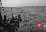 Immagine di Motore ausiliario Minesweeper caricamento Oceano atlantico, 1943, secondo 32 filmato di repertorio 65675049218