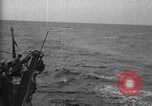 Immagine di Motore ausiliario Minesweeper caricamento Oceano atlantico, 1943, secondo 33 filmato di repertorio 65675049218