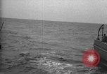Immagine di Motore ausiliario Minesweeper caricamento Oceano atlantico, 1943, secondo 34 filmato di repertorio 65675049218