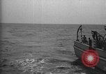 Immagine di Motore ausiliario Minesweeper caricamento Oceano atlantico, 1943, secondo 35 filmato di repertorio 65675049218