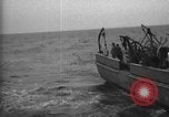 Immagine di Motore ausiliario Minesweeper caricamento Oceano atlantico, 1943, secondo 36 filmato di repertorio 65675049218