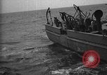 Immagine di Motore ausiliario Minesweeper caricamento Oceano atlantico, 1943, secondo 37 filmato di repertorio 65675049218