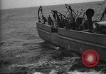 Immagine di Motore ausiliario Minesweeper caricamento Oceano atlantico, 1943, secondo 38 filmato di repertorio 65675049218