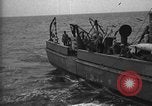 Immagine di Motore ausiliario Minesweeper caricamento Oceano atlantico, 1943, secondo 39 filmato di repertorio 65675049218