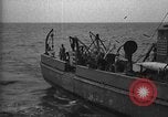 Immagine di Motore ausiliario Minesweeper caricamento Oceano atlantico, 1943, secondo 40 filmato di repertorio 65675049218
