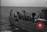 Immagine di Motore ausiliario Minesweeper caricamento Oceano atlantico, 1943, secondo 41 filmato di repertorio 65675049218