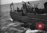 Immagine di Motore ausiliario Minesweeper caricamento Oceano atlantico, 1943, secondo 42 filmato di repertorio 65675049218