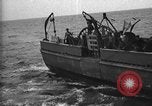 Immagine di Motore ausiliario Minesweeper caricamento Oceano atlantico, 1943, secondo 43 filmato di repertorio 65675049218
