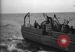 Immagine di Motore ausiliario Minesweeper caricamento Oceano atlantico, 1943, secondo 44 filmato di repertorio 65675049218