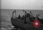 Immagine di Motore ausiliario Minesweeper caricamento Oceano atlantico, 1943, secondo 46 filmato di repertorio 65675049218