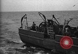 Immagine di Motore ausiliario Minesweeper caricamento Oceano atlantico, 1943, secondo 47 filmato di repertorio 65675049218