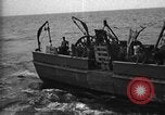 Immagine di Motore ausiliario Minesweeper caricamento Oceano atlantico, 1943, secondo 48 filmato di repertorio 65675049218