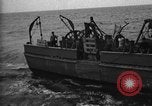 Immagine di Motore ausiliario Minesweeper caricamento Oceano atlantico, 1943, secondo 49 filmato di repertorio 65675049218