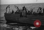 Immagine di Motore ausiliario Minesweeper caricamento Oceano atlantico, 1943, secondo 50 filmato di repertorio 65675049218