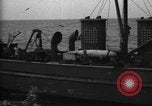 Immagine di Motore ausiliario Minesweeper caricamento Oceano atlantico, 1943, secondo 52 filmato di repertorio 65675049218