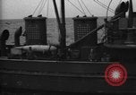Immagine di Motore ausiliario Minesweeper caricamento Oceano atlantico, 1943, secondo 53 filmato di repertorio 65675049218