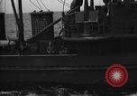Immagine di Motore ausiliario Minesweeper caricamento Oceano atlantico, 1943, secondo 54 filmato di repertorio 65675049218