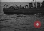 Immagine di Motore ausiliario Minesweeper caricamento Oceano atlantico, 1943, secondo 55 filmato di repertorio 65675049218
