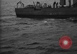 Immagine di Motore ausiliario Minesweeper caricamento Oceano atlantico, 1943, secondo 56 filmato di repertorio 65675049218