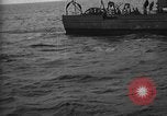Immagine di Motore ausiliario Minesweeper caricamento Oceano atlantico, 1943, secondo 57 filmato di repertorio 65675049218