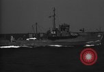 Immagine di Motore ausiliario Minesweeper caricamento Oceano atlantico, 1943, secondo 59 filmato di repertorio 65675049218