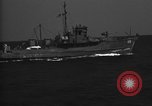Immagine di Motore ausiliario Minesweeper caricamento Oceano atlantico, 1943, secondo 60 filmato di repertorio 65675049218