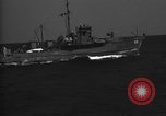 Immagine di Motore ausiliario Minesweeper caricamento Oceano atlantico, 1943, secondo 61 filmato di repertorio 65675049218