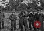 Standbild deutschen Kriegsgefangenen auf einem Feld in Frankreich Frankreich, 1944, aus Sekunde 9 historischem Filmmaterial Videoclip 65675049234