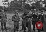 Standbild deutschen Kriegsgefangenen auf einem Feld in Frankreich Frankreich, 1944, aus Sekunde 10 historischem Filmmaterial Videoclip 65675049234