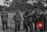 Standbild deutschen Kriegsgefangenen auf einem Feld in Frankreich Frankreich, 1944, aus Sekunde 11 historischem Filmmaterial Videoclip 65675049234