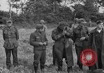 Standbild deutschen Kriegsgefangenen auf einem Feld in Frankreich Frankreich, 1944, aus Sekunde 12 historischem Filmmaterial Videoclip 65675049234