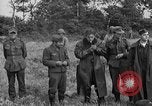 Standbild deutschen Kriegsgefangenen auf einem Feld in Frankreich Frankreich, 1944, aus Sekunde 13 historischem Filmmaterial Videoclip 65675049234